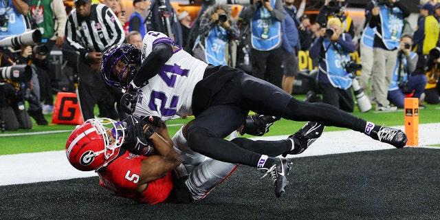 Adonai Mitchell #5 de los Georgia Bulldogs atrapa un pase de touchdown al final del segundo cuarto contra Josh Newton #24 de los TCU Horned Frogs durante el juego del Campeonato Nacional de Fútbol Universitario en el SoFi Stadium el 9 de enero de 2023 en Inglewood, California.