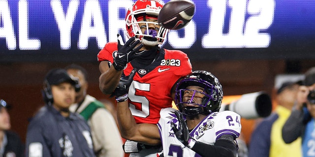 Adonai Mitchell #5 de los Georgia Bulldogs atrapa un pase de touchdown al final del segundo cuarto contra Josh Newton #24 de los TCU Horned Frogs durante el juego del Campeonato Nacional de Fútbol Universitario en el SoFi Stadium el 9 de enero de 2023 en Inglewood, California.