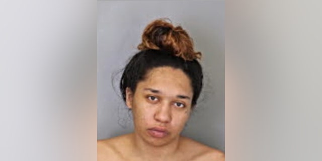 Adrionna Dull, 22, wordt beschuldigd van zware overvallen, zware ontvoeringen, identiteitsdiefstal en poging tot frauduleus gebruik van een creditcard of betaalpas.