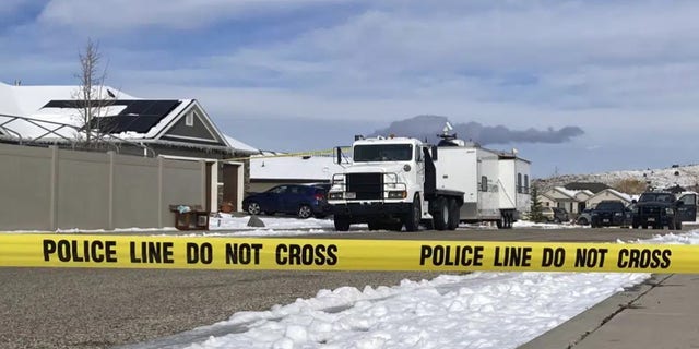 Polisi melanjutkan penyelidikan mereka di sebuah rumah di mana delapan anggota keluarga ditemukan tewas di Henokh, Utah, Kamis, 5 Januari 2023. Para pejabat mengatakan Michael Haight, 42, bunuh diri setelah membunuh istri, ibu mertuanya, dan istrinya. lima anak pasangan itu.