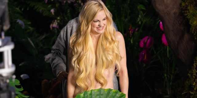 Anna Faris stripped down completely to eat an avocado in the revealing ad.