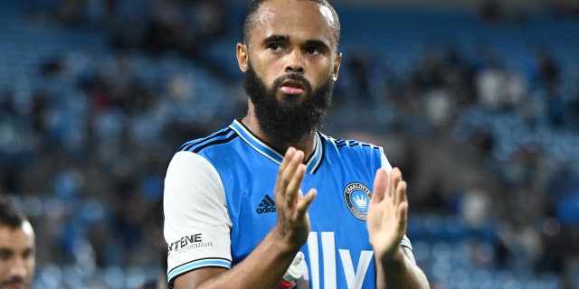 El defensor de Charlotte FC, Anton Walkes, rinde homenaje a los fanáticos después de su empate contra Columbus Crew en el Bank of America Stadium el 5 de octubre de 2022.