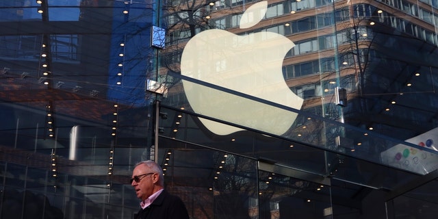 Logo Apple ditampilkan di jendela toko Upper West Side mereka pada 21 Desember 2022, di New York City. 