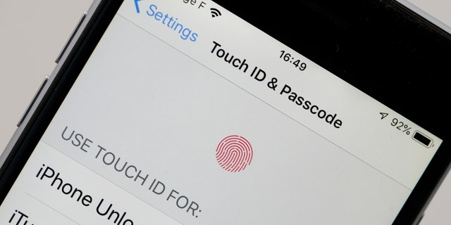 Sur cette photo d'illustration, la page de paramétrage pour utiliser ID touch s'affiche sur l'écran d'un iPhone le 7 février 2019, à Paris.