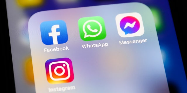Ikon Facebook, WhatsApp, Messenger, dan Instagram yang ditampilkan di layar ponsel terlihat dalam foto ilustrasi yang diambil di Krakow, Polandia, 6 April 2022.