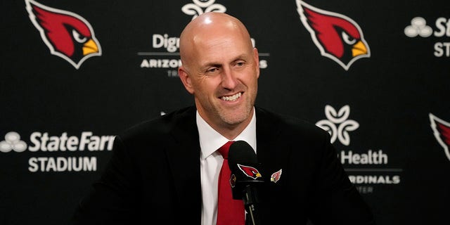 Monti Ossenfort sonríe al ser presentado como el nuevo gerente general del equipo de fútbol americano de la NFL Arizona Cardinals durante una conferencia de prensa en Tempe, Arizona, el martes 17 de enero de 2023.