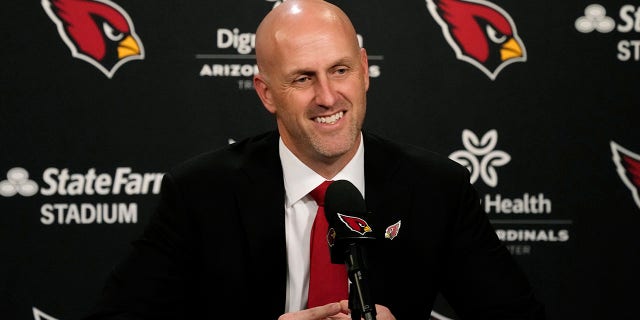 Monti Ossenfort sonríe al ser presentado como el nuevo gerente general del equipo de fútbol americano de la NFL Arizona Cardinals durante una conferencia de prensa en Tempe, Arizona, el martes 17 de enero de 2023.