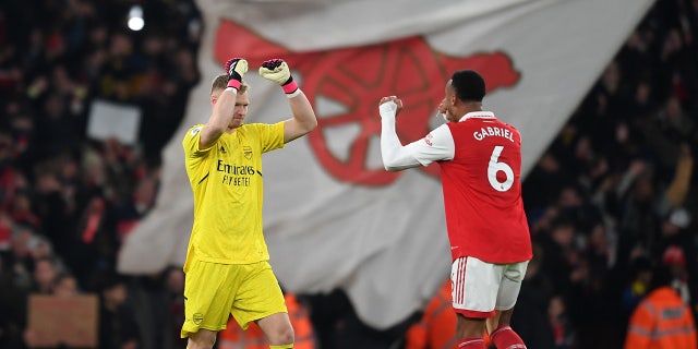 Aaron Ramsdale celebra con Gabriel Magalhaes del Arsenal después del partido de la Premier League entre el Arsenal FC y el Manchester United en el Emirates Stadium el 22 de enero de 2023 en Londres.