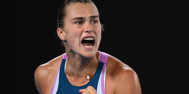 Aryna Sabalenka de Bielorrusia reacciona después de anotar un punto contra Elena Rybakina de Kazajstán en la final de individuales femeninos. 