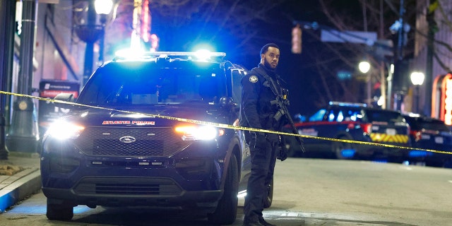 La policía bloquea las calles del centro luego de una protesta, el sábado 21 de enero de 2023, en Atlanta por la muerte de un activista ambiental asesinado después de que las autoridades dijeron que el joven de 26 años le había disparado a un policía estatal. 