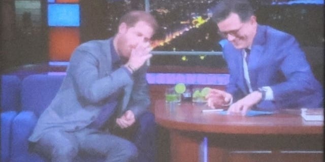 Na segunda-feira, o príncipe Harry foi flagrado gravando