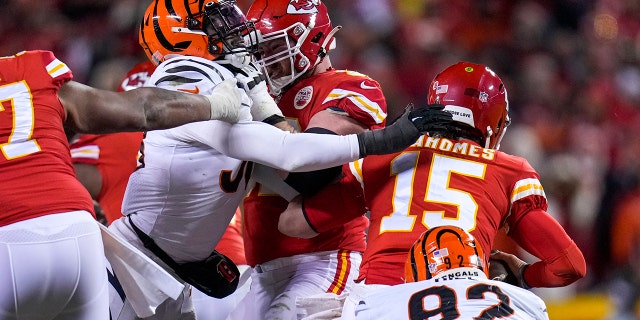 Joseph Ossai, de los Cincinnati Bengals, se enfrenta al mariscal de campo de los Chiefs, Patrick Mahomes, el domingo 29 de enero de 2023 en Kansas City.