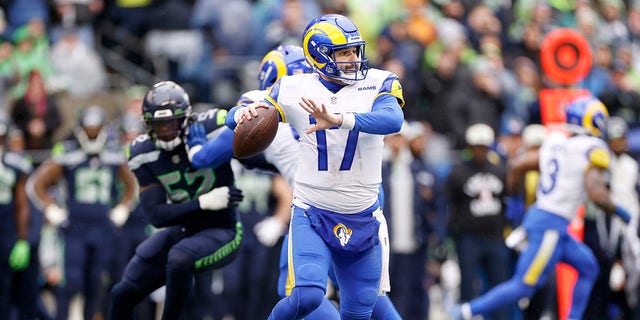 Baker Mayfield #17 de Los Angeles Rams pasa durante el segundo cuarto contra los Seattle Seahawks en el Lumen Field el 8 de enero de 2023 en Seattle.