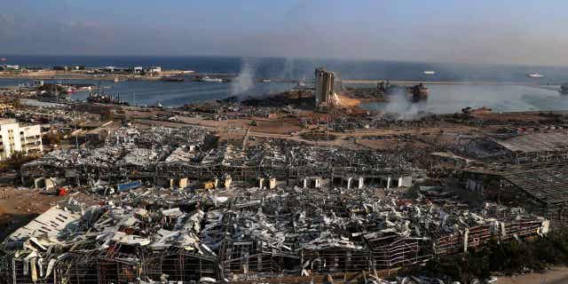 Asap mengepul menyusul ledakan yang melanda pelabuhan Beirut, Lebanon, pada 5 Agustus 2020. Hakim yang memimpin penyelidikan ledakan tersebut melanjutkan pekerjaannya pada 23 Januari 2023, setelah istirahat selama 13 bulan.
