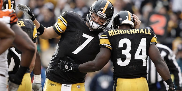   Rashard Mendenhall #34 of the Pittsburgh Steelers is congratulated by teammate Ben Roethlisberger #7 after scoring a touchdown in the first half against the Cincinnati Bengals during the game on December 4, 2011 at Heinz Field in Pittsburgh, Pennsylvania