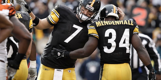   Rashard Mendenhall, #34, de los Pittsburgh Steelers, es felicitado por su compañero de equipo Ben Roethlisberger, #7, luego de anotar un touchdown en la primera mitad contra los Cincinnati Bengals en el juego del 4 de diciembre de 2011 en el Heinz Field en Pittsburgh.