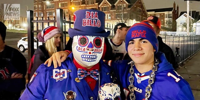 Los fanáticos de los Buffalo Bills se reúnen afuera del hospital para apoyar a Damar Hamlin después de que colapsara durante un juego contra los Cincinnati Bengals en Ohio el lunes por la noche.