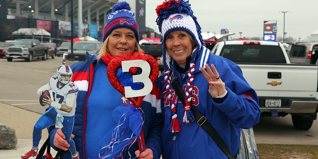 Los fanáticos muestran su apoyo a Damar Hamlin antes del partido entre los New England Patriots y los Buffalo Bills en el Highmark Stadium el 8 de enero de 2023.