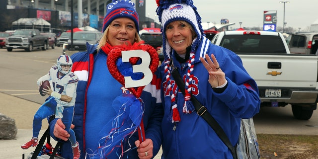 Los fanáticos muestran su apoyo a Damar Hamlin antes del partido entre los New England Patriots y los Buffalo Bills en el Highmark Stadium el 8 de enero de 2023.