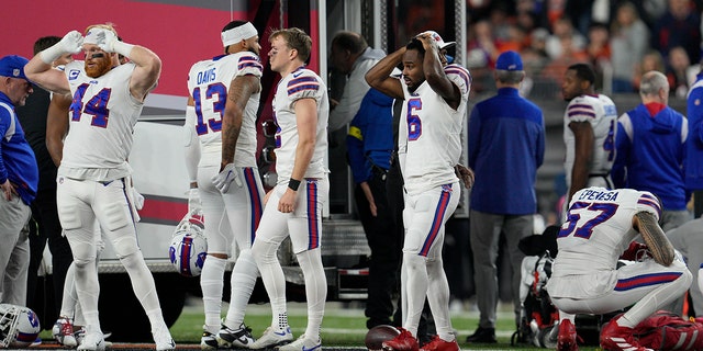Los jugadores de los Buffalo Bills reaccionan cuando su compañera de equipo Damar Hamlin es examinada durante la primera mitad de un partido de fútbol americano de la NFL contra los Cincinnati Bengals, el lunes 2 de enero de 2023, en Cincinnati. 