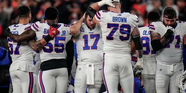 Los Buffalo Bills se apiñan mientras se administra RCP a su compañera de equipo, la seguridad Damar Hamlin, el 2 de enero de 2023, en Cincinnati.