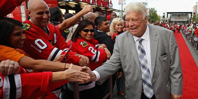 El ex jugador y miembro del Salón de la Fama del Hockey Bobby Hull de los Chicago Blackhawks saluda a los fanáticos durante una "alfombra roja" evento antes de la apertura de la temporada contra los Pingüinos de Pittsburgh en el United Center el 5 de octubre de 2017 en Chicago.