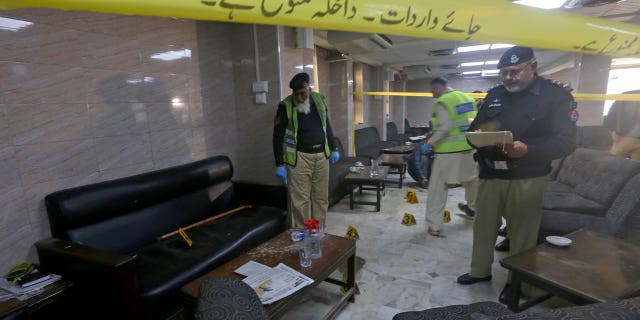 Politieagenten onderzoeken de plaats delict na een schietincident op het terrein van het Hooggerechtshof van Peshawar in Peshawar, Pakistan, op 16 januari 2023.