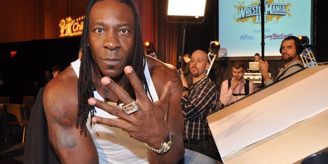 El luchador de la WWE Booker T asiste a la 4ª Exposición y Subasta Anual de Arte WrestleMania de la WWE en el salón de baile egipcio en el Teatro Fox el 30 de marzo de 2011 en Atlanta. 