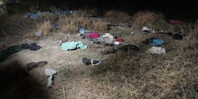 Pakaian, sepatu, dan sampah berserakan di perbatasan selatan dekat Eagle Pass, Texas.