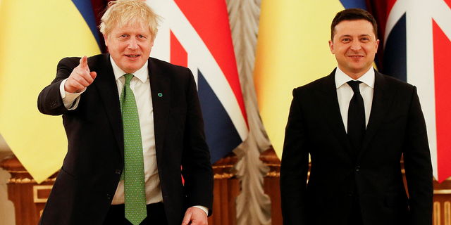 Perdana Menteri Inggris saat itu Boris Johnson bertemu dengan Presiden Ukraina Volodymyr Zelenskyy di istana kepresidenan di Kyiv pada 1 Februari 2022.