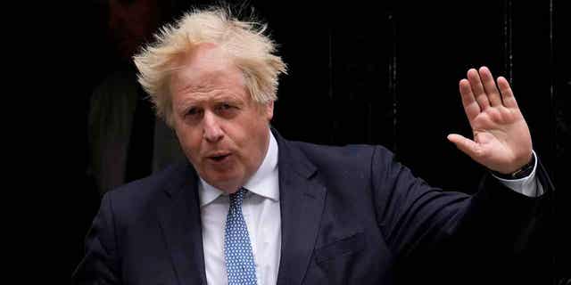 İngiltere Başbakanı Boris Johnson, 25 Mayıs 2022'de Londra'da 10 Downing Caddesi'nden ayrılırken görülüyor. Johnson, İngiltere Başbakanı olarak geçirdiği zamanın bir anısını yazmak için bir anlaşma imzaladı.