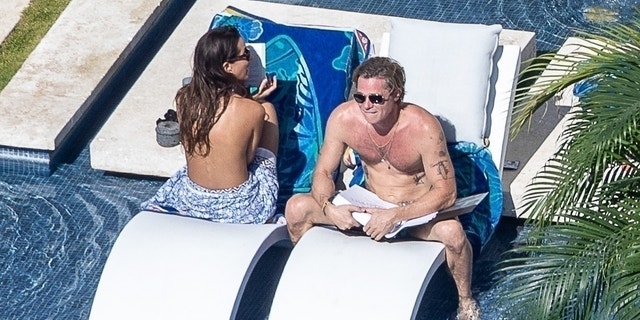 Brad Pitt et sa nouvelle petite amie Ines De Ramon se glissent en maillot de bain lors d'une escapade romantique à Cabo.