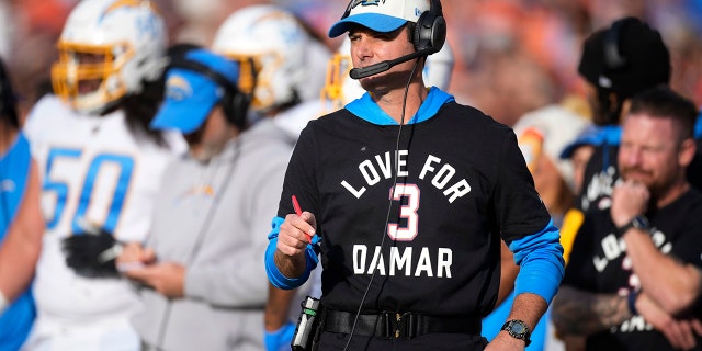 El entrenador en jefe de Los Angeles Chargers, Brandon Staley, usa una camiseta para mostrar su apoyo a la seguridad de los Buffalo Bills, Damar Hamlin, durante la primera mitad de un partido de fútbol americano de la NFL contra los Broncos de Denver a Denver el domingo 8 de enero de 2023.