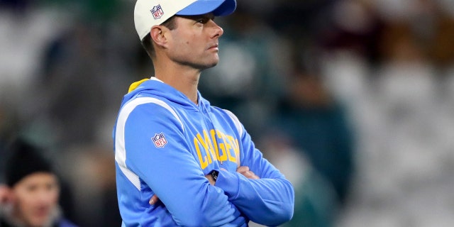 Carga al entrenador en jefe Brandon Staley antes del partido de los Jaguars en el TIAA Bank Field el 14 de enero de 2023 en Jacksonville.