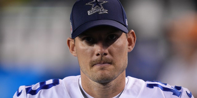 O quarterback do Dallas Cowboys, Brett Maher (19), observa durante o jogo entre o Dallas Cowboys e o Philadelphia Eagles em 16 de outubro de 2022 no Lincoln Financial Field na Filadélfia, Pensilvânia. 