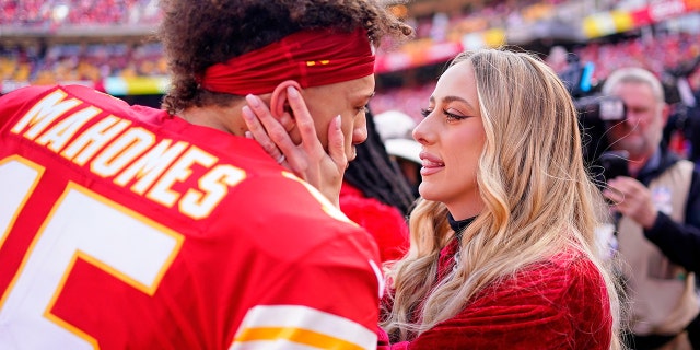 El mariscal de campo de los Kansas City Chiefs, Patrick Mahomes #15, abraza a Brittany Matthews antes del juego de campeonato de la AFC contra los Cincinnati Bengals en el GEHA Field en el Arrowhead Stadium el 30 de enero de 2022 en Kansas City, Missouri.