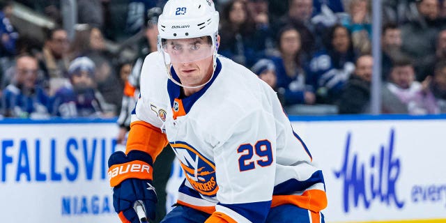 New York Islanders-centrum Brock Nelson (29) schaatst met de puck tijdens een wedstrijd tegen de Toronto Maple Leafs op 21 november 2022 in de Scotiabank Arena in Toronto.