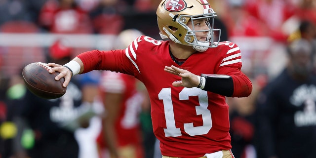 El mariscal de campo de los 49ers de San Francisco, Brock Purdy (13), pasa contra los Cardinals de Arizona en la segunda mitad de un partido de fútbol americano de la NFL en Santa Clara, California, el domingo 8 de enero de 2023. 