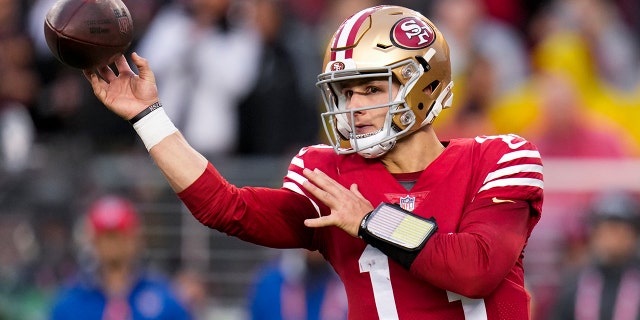 El mariscal de campo de los 49ers de San Francisco, Brock Purdy (13), pasa contra los Seahawks de Seattle durante la segunda mitad de un partido de fútbol de playoffs de la NFL en Santa Clara, California, el sábado 14 de enero de 2023.