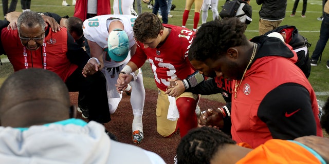 Il quarterback dei San Francisco 49ers Brock Purdy si unisce ad altri giocatori in preghiera dopo la partita contro i Miami Dolphins al Levi's Stadium di Santa Clara, in California, il 4 dicembre 2022.