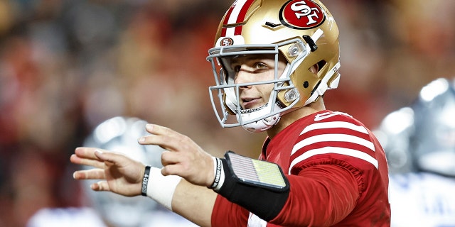 Brock Purdy dei San Francisco 49ers festeggia dopo aver consegnato la palla per un touchdown per i Dallas Cowboys al Levi's Stadium di Santa Clara, in California, domenica.