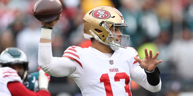 29 de enero de 2023;  Filadelfia, Pensilvania, Estados Unidos;  El mariscal de campo de los San Francisco 49ers, Brock Purdy (13), lanza un pase contra los Philadelphia Eagles durante el primer cuarto del juego de campeonato de la NFC en el Lincoln Financial Field.