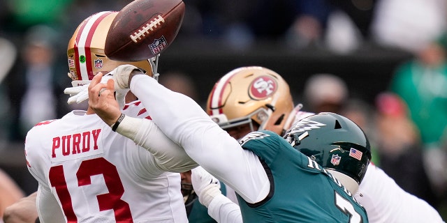 El apoyador de los Philadelphia Eagles, Haason Reddick, a la derecha, provoca un balón suelto del mariscal de campo de los San Francisco 49ers, Brock Purdy, durante la primera mitad del partido de fútbol americano de la NFL por el Campeonato de la NFC entre los Philadelphia Eagles y los San Francisco 49ers el domingo 29 de enero de 2023 en Filadelfia.