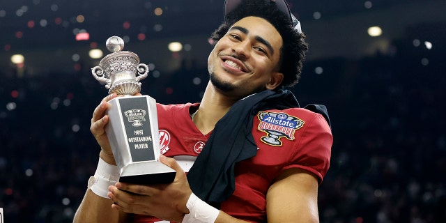 El mariscal de campo de Alabama, Bryce Young, sostiene el trofeo de Jugador Más Destacado después del Sugar Bowl, el sábado 31 de diciembre de 2022 en Nueva Orleans.