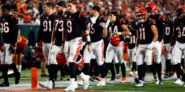 Joe Burrow #9 de los Cincinnati Bengals y sus compañeros de equipo se dirigen al vestuario después de que se suspendiera el juego contra los Buffalo Bills después de que Damar Hamlin de los Bills colapsara en el campo, el 2 de enero de 2023, en Cincinnati.