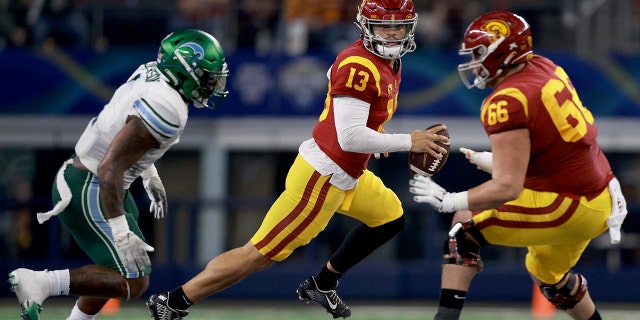 Caleb Williams #13 de los USC Trojans lucha contra Tulane Green Wave en el segundo cuarto en el Goodyear Cotton Bowl Classic el 2 de enero de 2023 en el AT&T Stadium en Arlington, Texas.