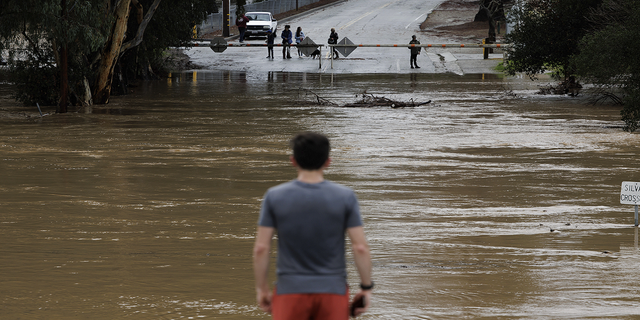 उवास क्रीक में कैलिफोर्निया के गिलरॉय में मिलर एवेन्यू के एक हिस्से में बाढ़ आ गई, क्योंकि वायुमंडलीय नदियों की नवीनतम श्रृंखला 9 जनवरी, 2023 को बे एरिया से टकरा गई।