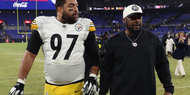 Cameron Heyward y el entrenador en jefe Mike Tomlin de los Pittsburgh Steelers celebran después de derrotar a los Ravens 16-13 el 1 de enero de 2023 en Baltimore.