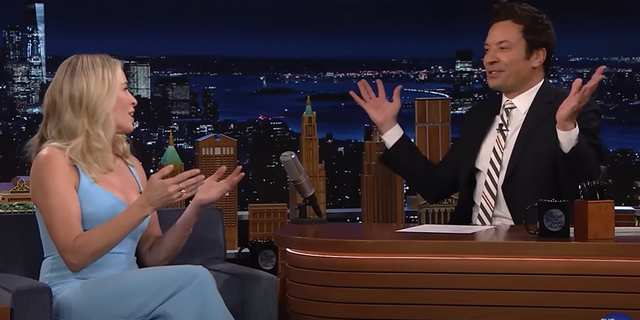 Chelsea Handler berbicara dengan Jimmy Fallon di The Tonight Show