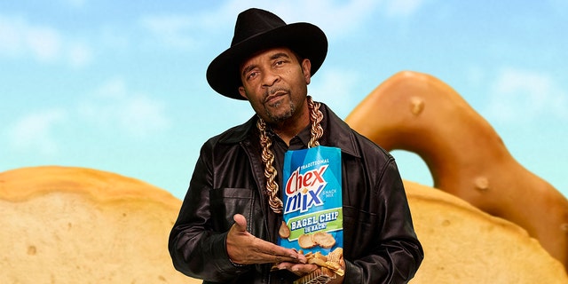 De Rapper huet sech mam Chex Mix zesummegeschafft fir de Retour vum Bagel Chip am populäre Snackpack matzedeelen.
